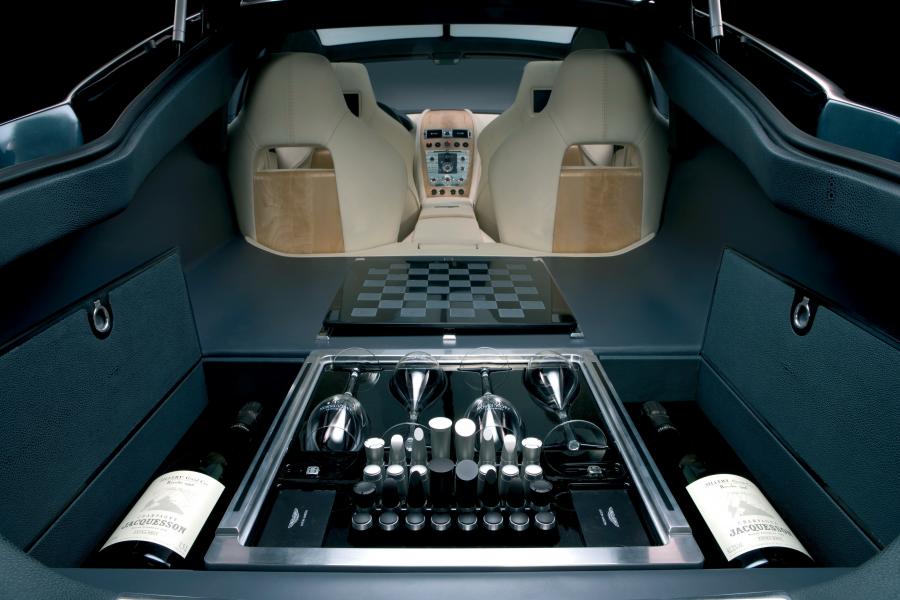 Моторный отсек Aston Martin Rapide Concept 2006 года  (фото 9 из 39)